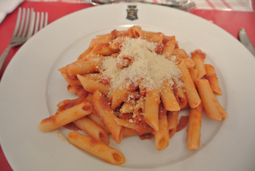 Pasta di grani antichi con sugo di cipolla e pomodoro (La Francesina di Sonnino)