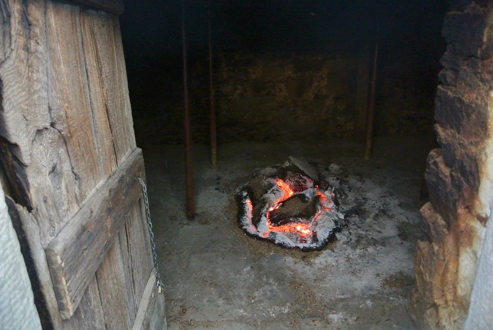 l'interno del metato dove si fa fuoco di continuo per essiccare le castagne poste in grate soprastanti