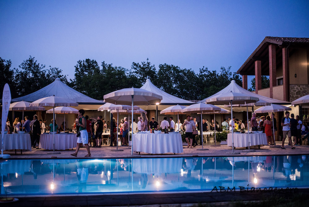 L'allestimento con il Buffet a bordo piscina