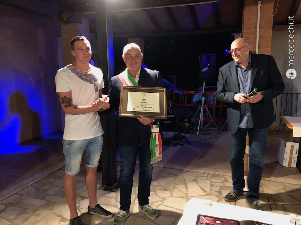 La consegna del premio da parte del Sindaco Diego Cinelli a Poggio Bestiale