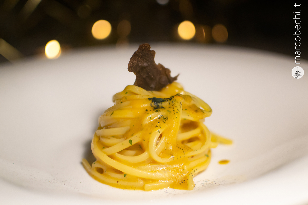 Linguine Cavalieri aglio, olio e peperoncino, ricci di mare e polvere di alghe