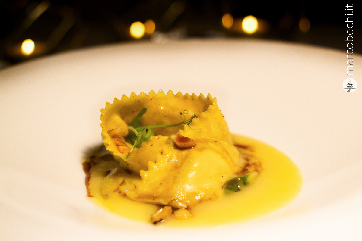 Tortelli di faraona e agrumi con patate al burro, asparagi e nocciole tostate