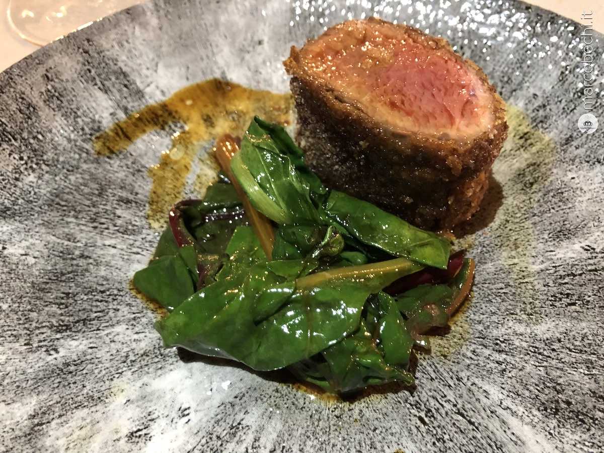 Agnello in crosta di pane al pepe Timut, bietoline variopinte e salsa al Ben Rye