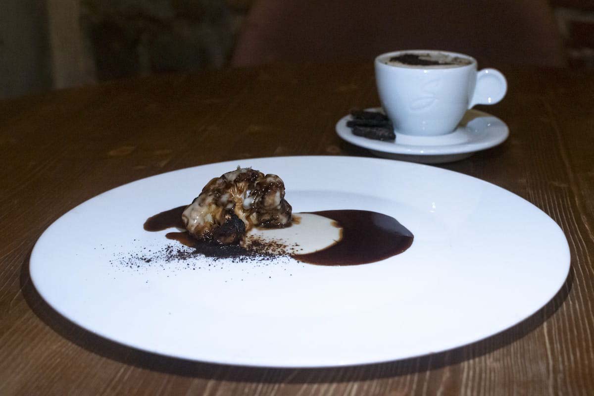 Cappuccino di cavolfiore con biscotti alla radice di cicoria e cavolfiore glassato