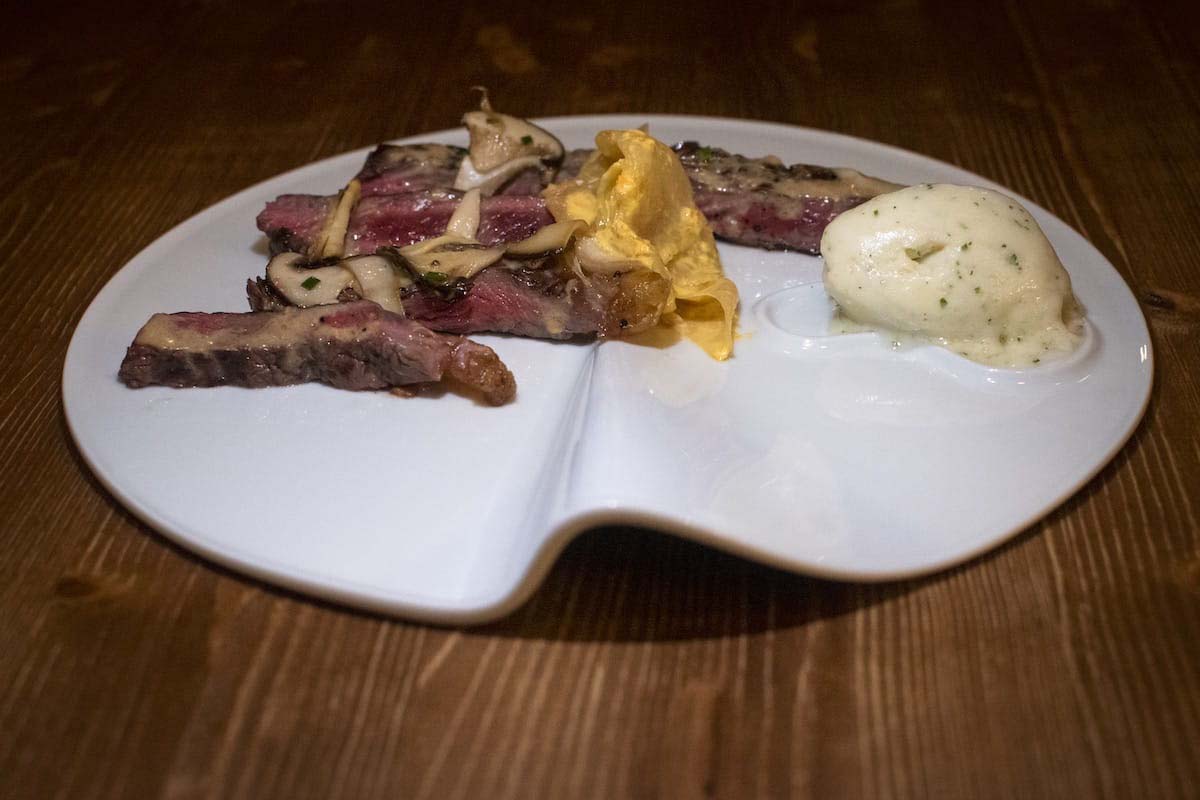 Manzo dry aged con sorbetto di ananas e coriandolo e ananas alla brace