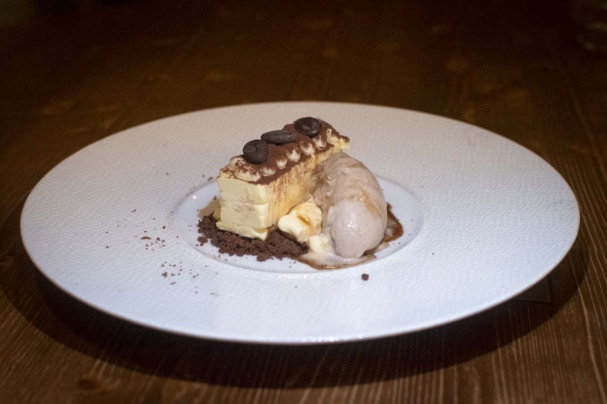 Semifreddo di tiramisù con gelato al caffè, crema al mascarpone, riduzione di caffè e crumble di cacao.