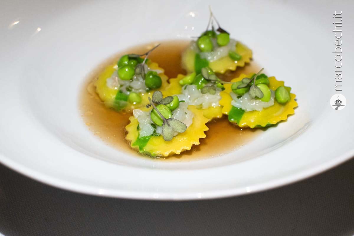 Ravioli, piselli, pappa al pomodoro, scampi crudi e il suo consommé