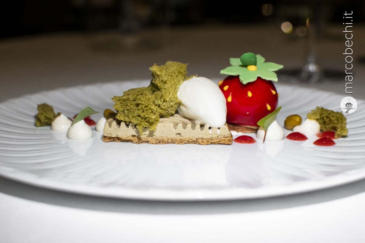 Fragola, pistacchio e mascarpone  - Sfera cremosa fragola e pistacchio con gelato al mascarpone 