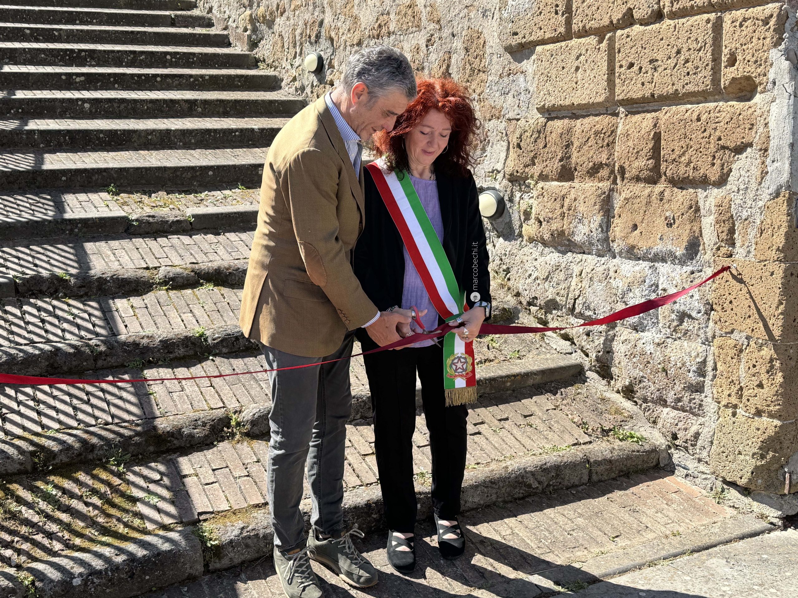 Francesco Mazzei e la rappresentante del Comune di Sorano