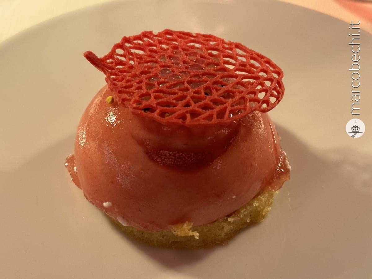 Mousse di ricotta di bufala e polline con gel di fragole