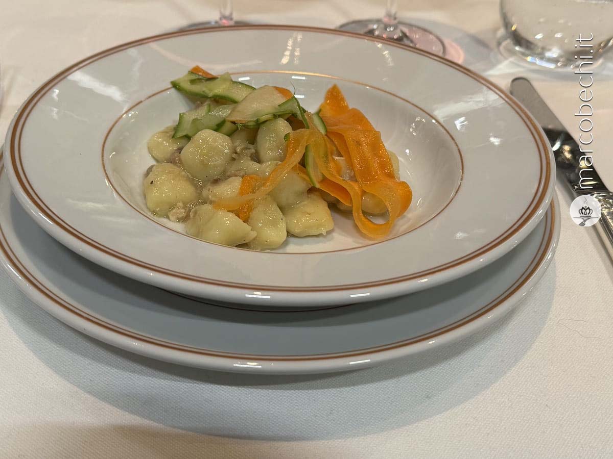 Gnocchi di patate fatti in casa, ragù di faraona marinata, verdure croccanti 