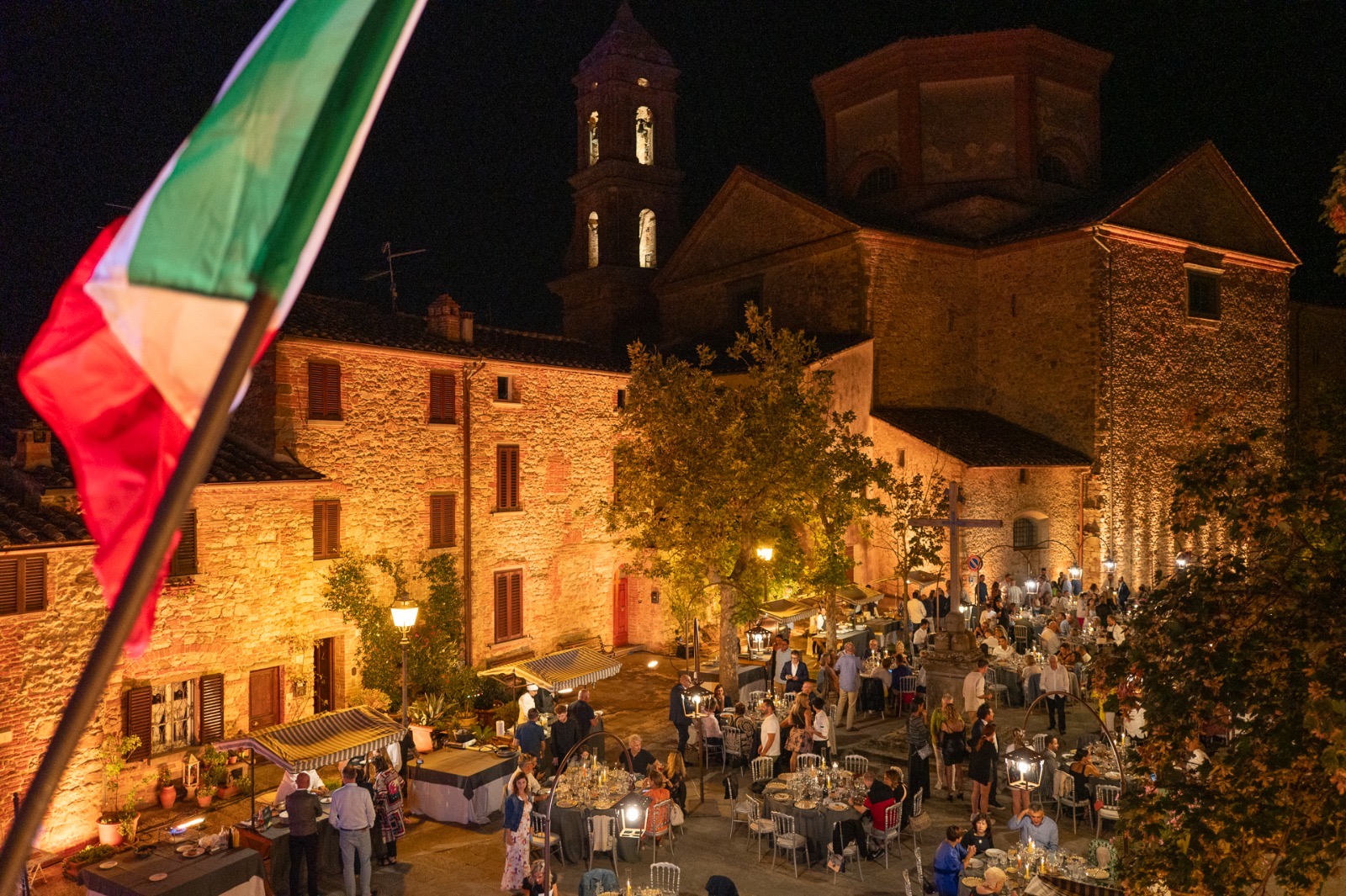 La cena in piazza a Lucignano