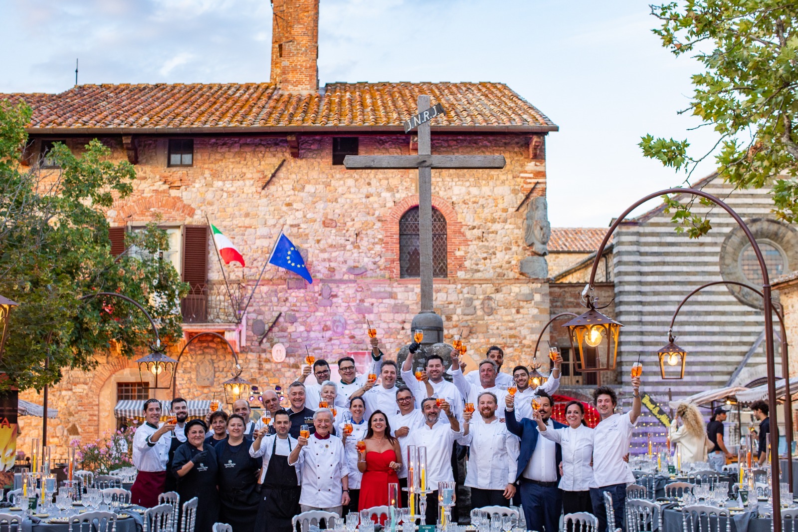 La cena in piazza a Lucignano