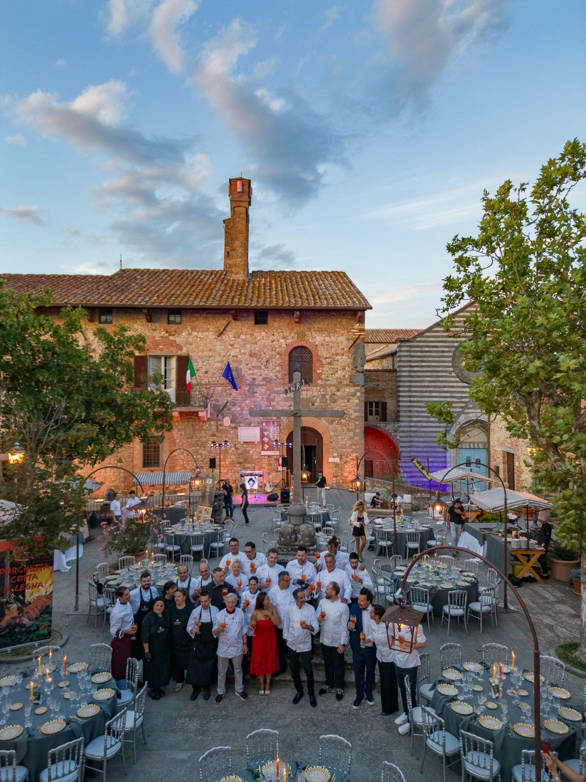 La cena in piazza a Lucignano