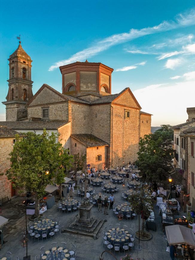 La cena in piazza a Lucignano