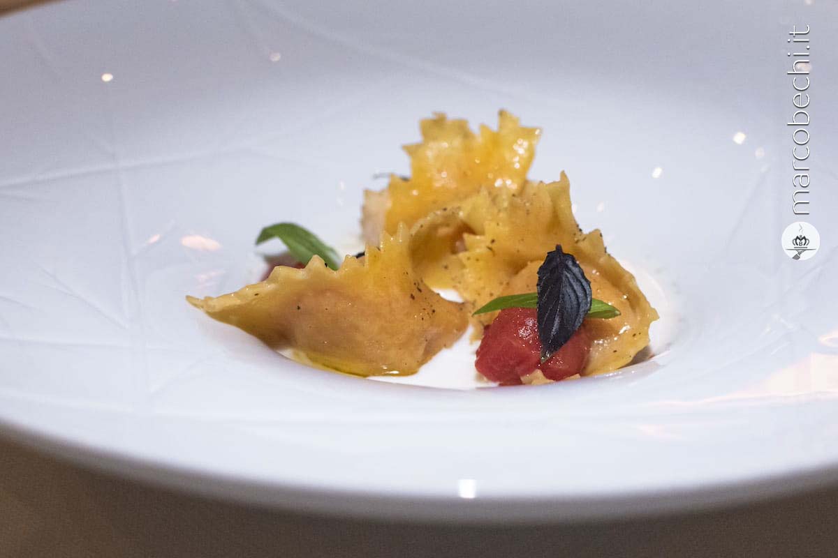 Cappellacci ripieni di pappa al pomodoro, mozzarella campana e basilico