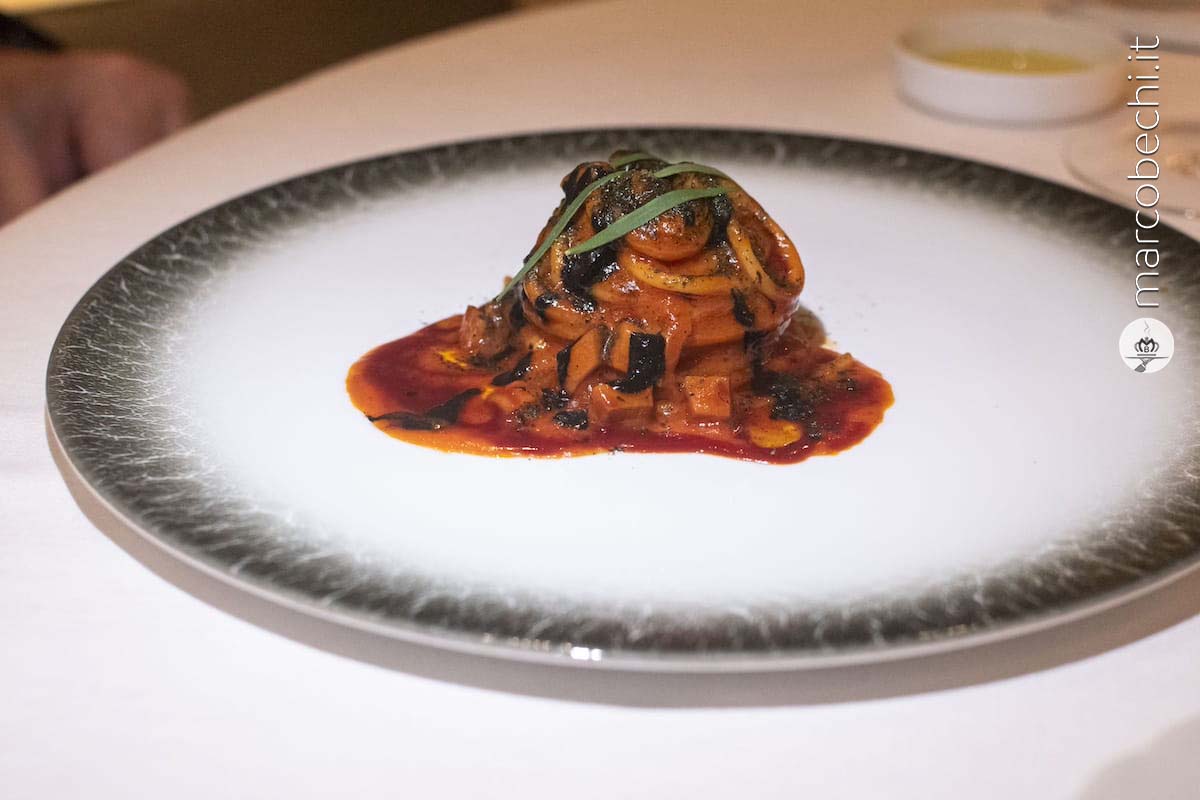 Spaghetto di Gragnano, seppia del tirreno, nero, fondo di acqua di pomodoro e peperoncino