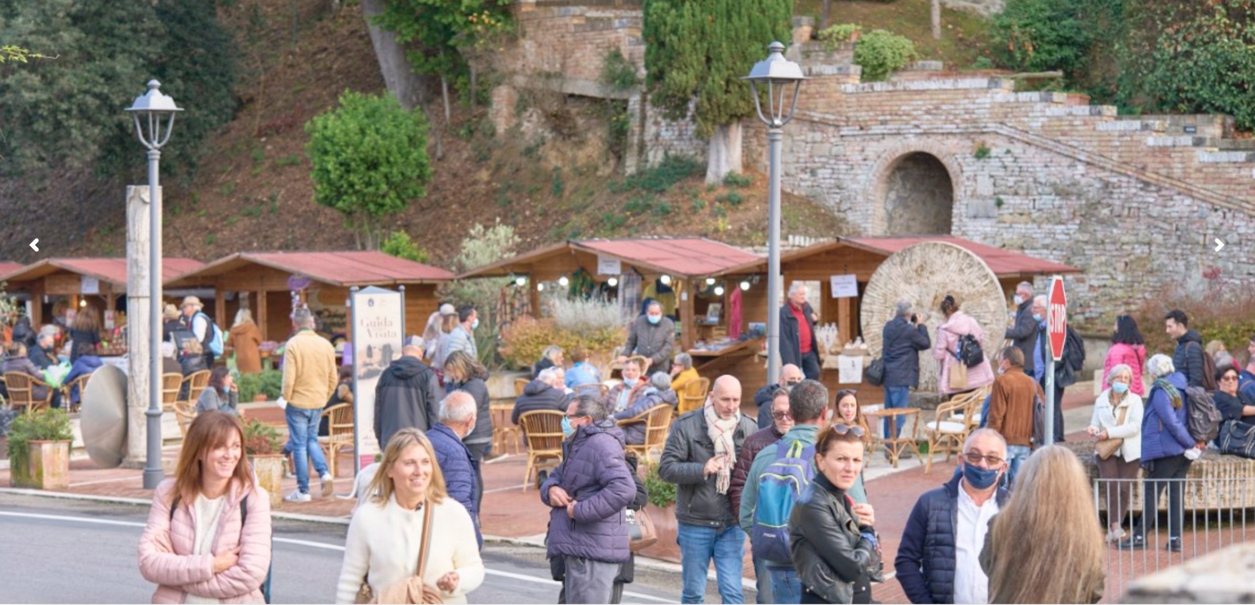 Gli stand in piazza 